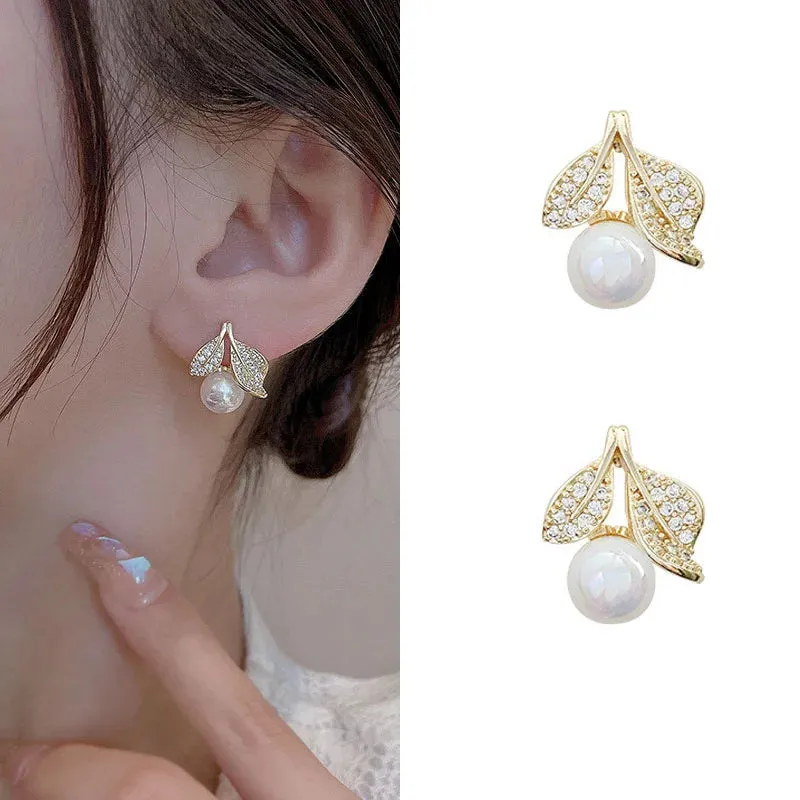 2023 New Bright Crystal Luxury Korean Unusual Claw Stud Earrings Ear Piercing Hook Irregular Pearl Christmas Jewelry Gift